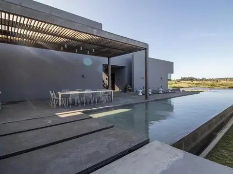 Casa 6 ambientes con 5 baños