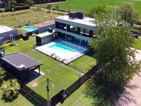 IMPONENTE PROPIEDAD DE 4 DORMITORIOS EN BARRIO LAS TARDES