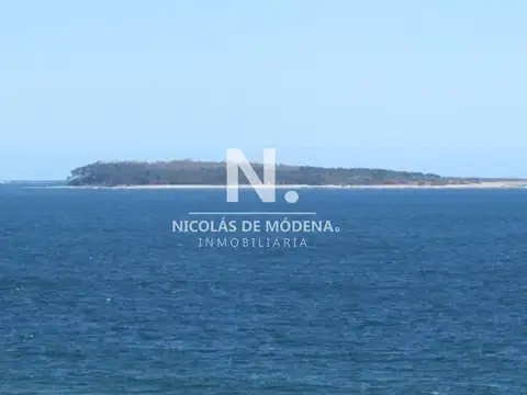 Venta  de departamento de 3 dormitorios en Pinares, Punta del Este.