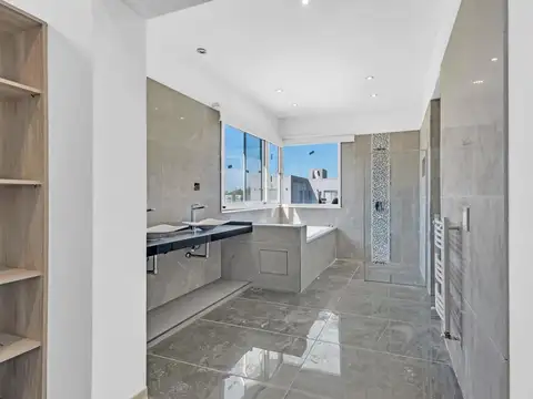 Casa 5 ambientes con 4 baños