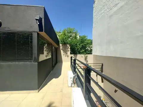 Casa de 2 plantas con terraza en Monte Castro - Apto Crédito