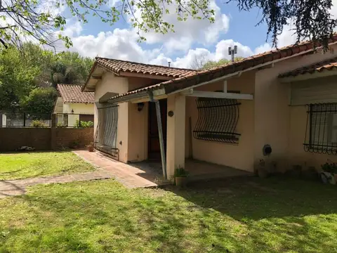 Venta casa 3 ambientes Longchamps Cochera Parrilla