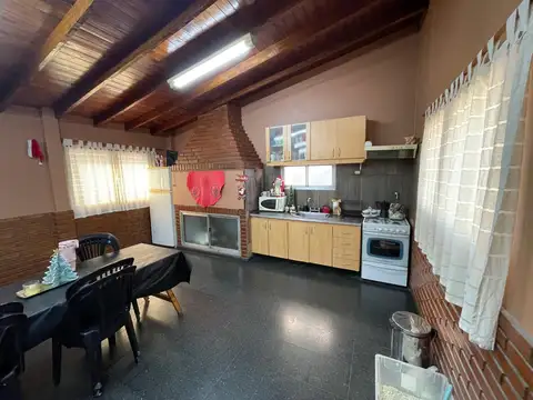 Casa 9 ambientes con 4 baños