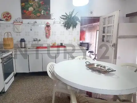 Casa 5 ambientes con 1 baño