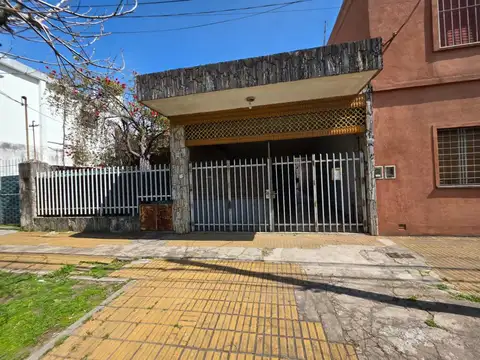 En Venta en Martin Coronado Amplia Casa Al Fondo de 3 Ambientes con Patio F: 10698