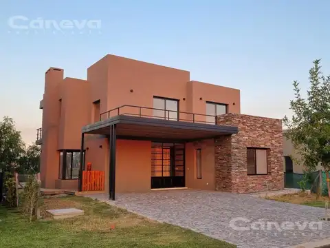 Casa en Venta con 2 cocheras