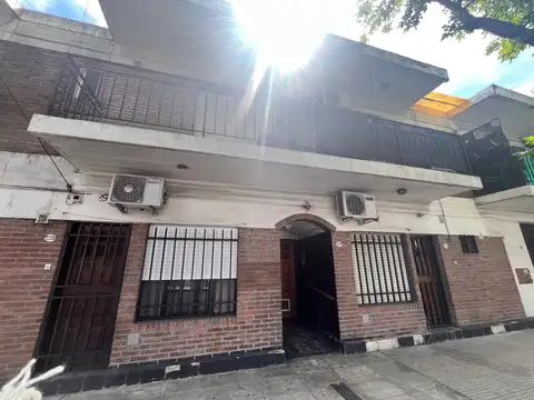 Monoambiente de 27 M2 en planta baja. Patio con techo rebatible