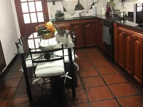 Casa 7 ambientes con 2 baños