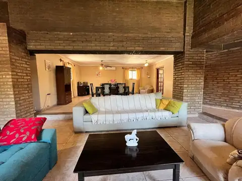 Casa 6 ambientes con 2 baños