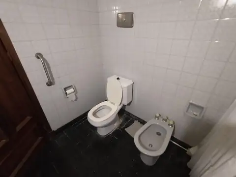 Casa 7 ambientes con 2 baños