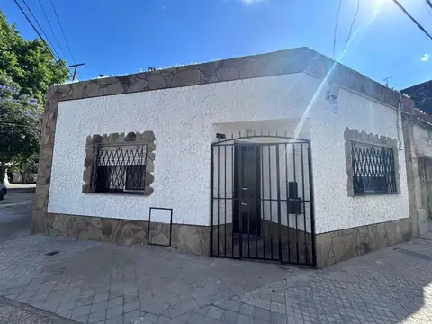 Ayolas y Chacabuco, dos propiedades, lote de 150 m2, cochera