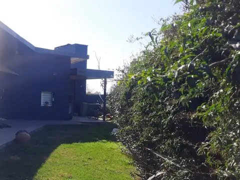 Casa 8 ambientes con 2 baños