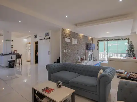 VENTA Casa 7 ambientes en Barrio Los Acantilados - frente al mar y cerca del golf