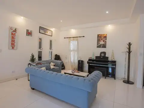 Casa en Venta con 3 cocheras