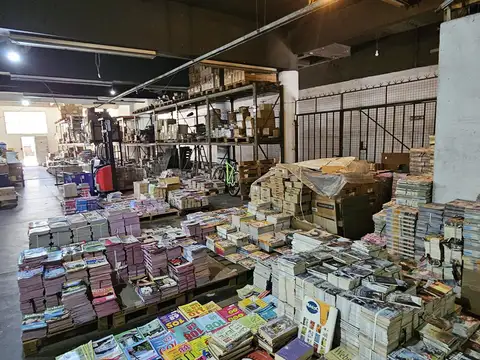 Importante local  20 metros de vidriera con deposito de 700 metros. total 1100 mts cbtos 8 cocheras