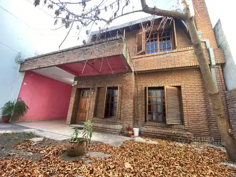 CASA VENTA EN CASTELAR NORTE 4 AMBIENTES PERMUTA