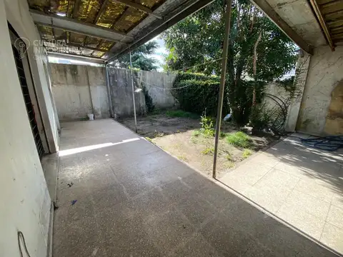 CASA VENTA EN CASTELAR NORTE 4 AMBIENTES PERMUTA