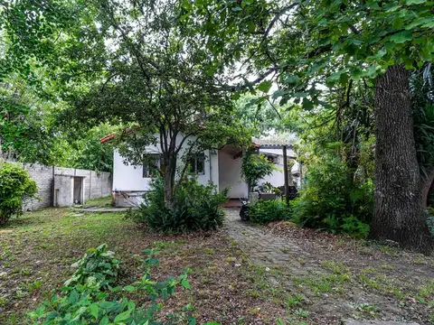 VENTA CASA CON FONDO COCHERAS Y GALPON FCIO VARELA