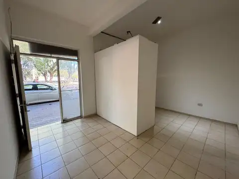 Local/Monoambiente con cochera frente a Plaza Matheu Nro. 69 e/ 1 y Diag 73 - LA PLATA