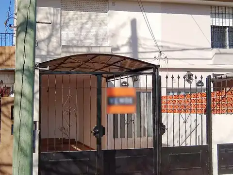 CASA EN VENTA DE 2 DORMITORIOS C/ COCHERA EN ALBERDI APTA CREDITO
