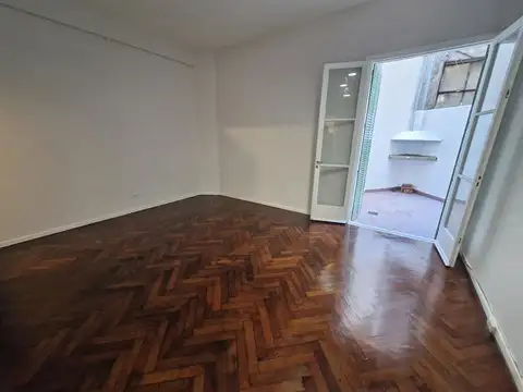 Departamento en Planta baja - 43m² con patio, Perón 4000, a mts. del Hosp. Italiano - Bajas expensas.