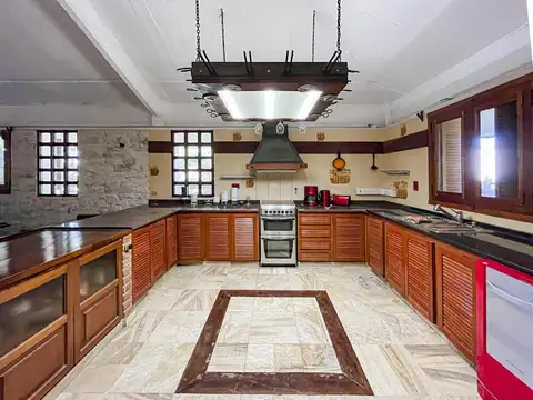 Casa 12 ambientes con 6 baños