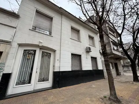 Casa en venta - 3 dormitorios 3 baños - cochera - La Plata