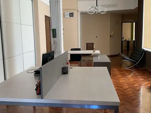 VENTA OFICINA REFACCIONADA DE 82 METROS -MONSERRAT- a 100 metros del CUCICBA