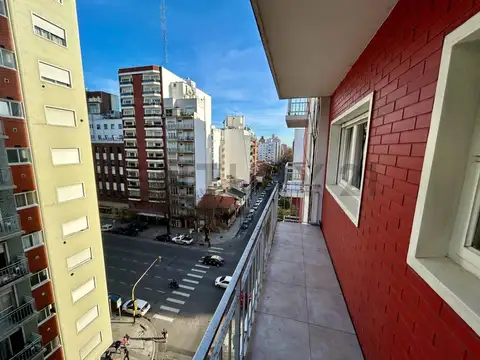 Departamento de 2 ambientes al frente con balcon en Plaza Mitre