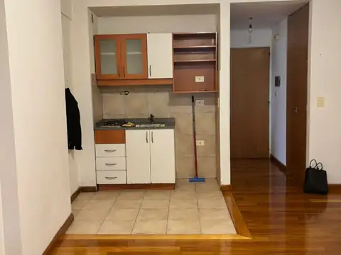 Alquiler Tradicional. Sin Muebles, En Recoleta. Monoambiente al frente con balcón.