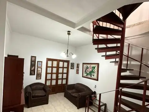 Excelente casa centrica desarrollada en dos plantas