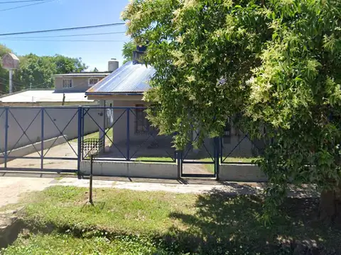 AMPLIA CASA UBICADA A POCAS CUADRAS DEL CENTRO DE ESCOBAR