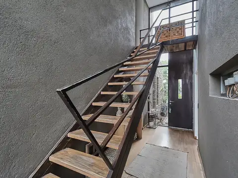 Casa en Alquiler con 3 cocheras