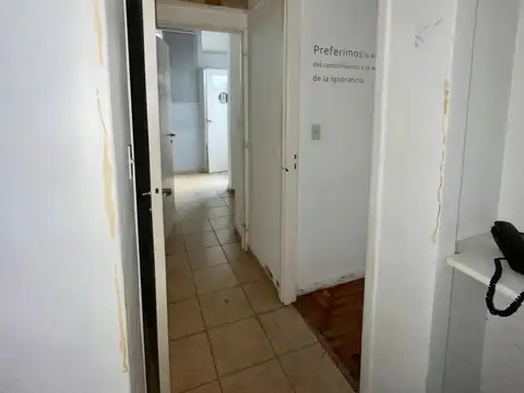 Oficina en PH 3 Ambientes en Planta Baja Al Frente con Patio - No Apto Vivienda