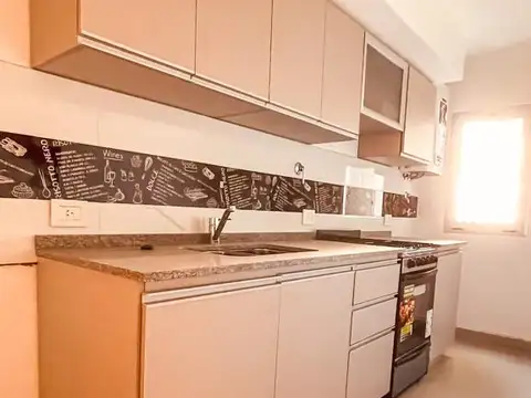 MUY BUEN DEPARTAMENTO DE 2 AMBIENTES, CON PATIO Y PARRILLA