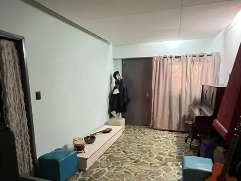 Casa en venta, tres ambientes, Moron.