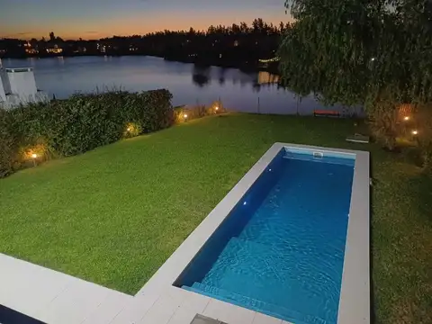 Casa en Venta con 5 cocheras