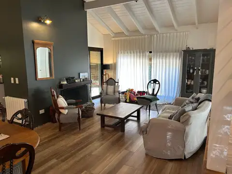 Casa 6 ambientes con 4 baños