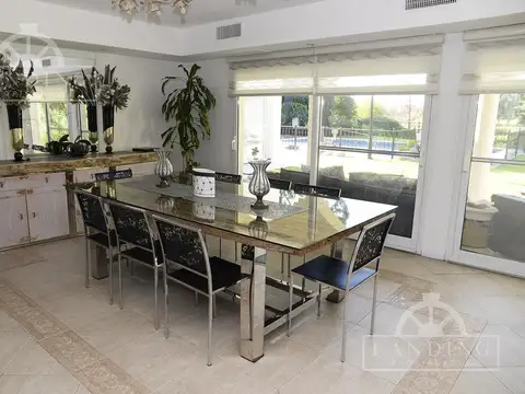 Casa en Venta con 4 cocheras