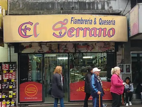 Local a 50 mts. Plaza San Justo. Frente a Club Huracan