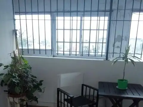 Departamento tipo casa 3 ambientes con balcón a la calle.