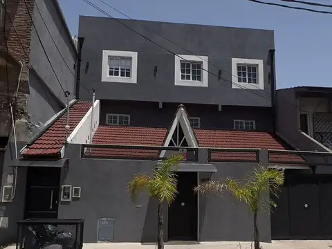 Casa en Venta con 3 cocheras