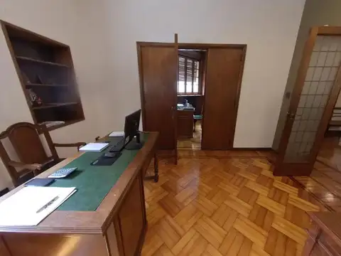 Casa 12 ambientes con 2 baños