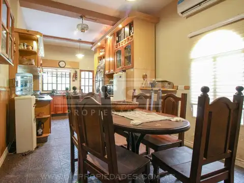 Casa 7 ambientes con 2 baños