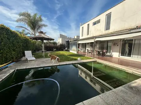 Casa en Venta con 3 cocheras