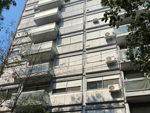 Departamento 2 dormit a la calle.Living comedor,cocina separada,baño.Balcón a la calle.Paraguay 100