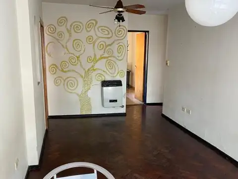 Departamento 2 dormit a la calle.Living comedor,cocina separada,baño.Balcón a la calle.Paraguay 100