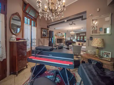 Casa en Venta con 2 cocheras