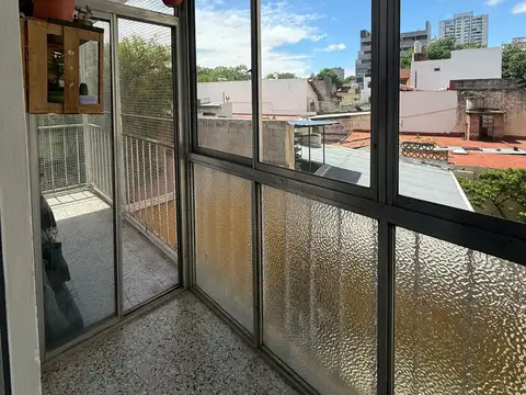 2 amb. en venta en Colegiales. Contrafrente con balcón corrido. Cocina con lavadero.