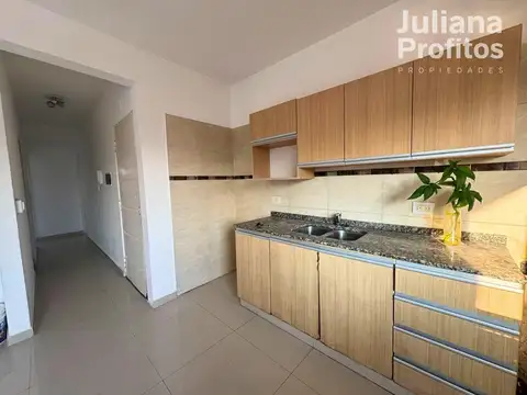 Departamento en alquiler - Tres ambientes con cochera y terraza privada - Quilmes.